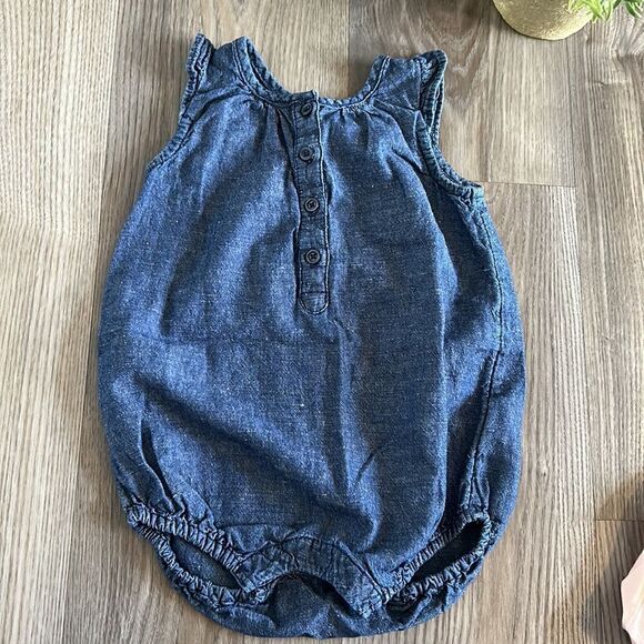 ((2 PIECE)) BABY GAP BABY GIRL 6-12 MONTH SUMMER OUTFITS PINK AND CHAMBRAY - Picture 5 of 9